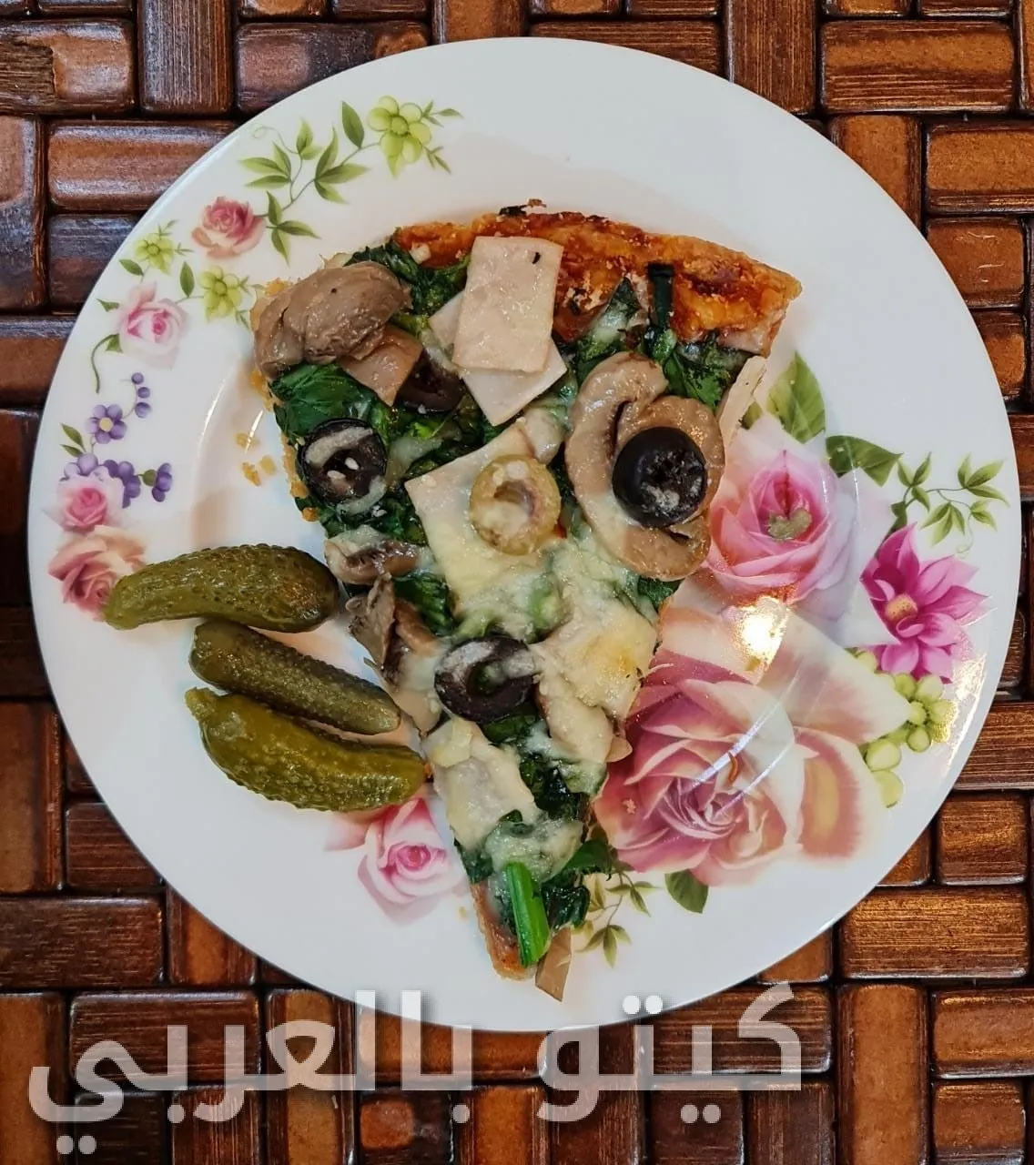 بيتزا بالسبانخ والأجبان