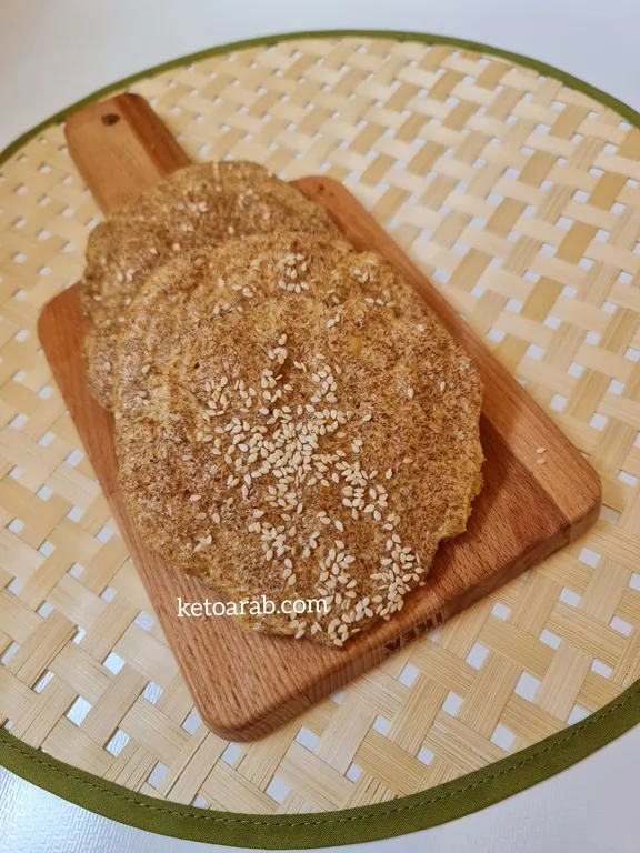 خبز كيتوني بجبن قديم
