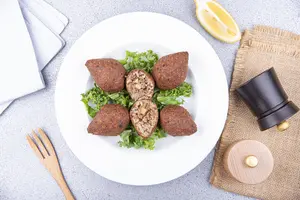 طبق كبة كيتو مقلية ذهبية اللون مصنوعة من اللوز والجوز بدون برغل