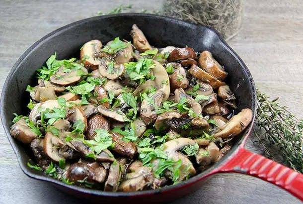 سوتيه الفطر بالزبدة والثوم كيتو