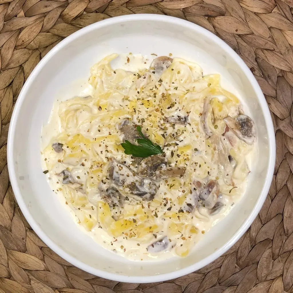 باستا كيتو كريمية بالفطر في طبق أبيض